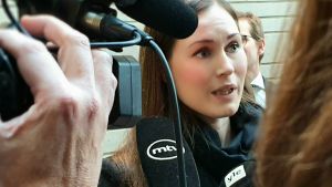 Statsminister Sanna Marin (SDP) stöder Katri Kulmuni i dragkampen om kolsänkorna. Kulmuni vinner och De gröna marscherar ut. Statsminister Sanna Marin i Tallinn den 10 december 2020.