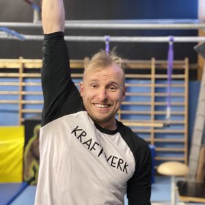 Joni Rönneberg äger ett gym i Borgå. Han hänger i en arm.