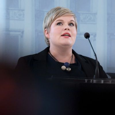 Valtiovarainministeri Annika Saarikko puhujanpöntössä.