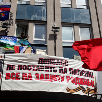 Proryska banderoller i Luhansk den 18 april 2014