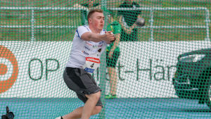 Aaron Kangas har förbättrat sitt personbästa med knappa två meter i år. Aaron Kangas kastar slägga
