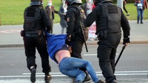 Polisen griper demonstrant i Minsk 23.9.2020 Polisen griper demonstrant i Minsk 23.9.2020
