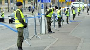 Säkerhetspådraget vid Mauno Koivistos statsbegravning i Helsingfors den 25 maj 2017 var stort. Här står militärpoliser vakt vid Arkadiagatan.