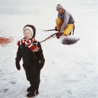 Karin och Jukka Pennanen fiskar på sjön Puruvesi i Östra Finland när Karin var liten.