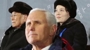 USA:s vicepresident Mike Pence vägrade att skaka hand med Kim Yo-Jong och den nordkoreanska talmannen Kim Jong-Nam som ledde Nordkoreas delegation under OS invigning USA:s vicepresident Mike Pence vägrade att skaka hand med Kim Yo-Jong och den nordkoreanska talmannen Kim Jong-Nam som ledde Nordkoreas delegation under OS invigning