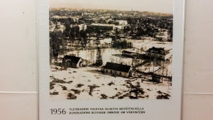 Året innan Carl Mesterton började på Rundradion. Tavlan pryder idag väggen i en korridor på Yle. Rundradions område 1956