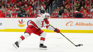 Sebastian Aho har ännu inte lyckats öppna poängkontot denna säsong. Sebastian Aho avlossar ett skott.