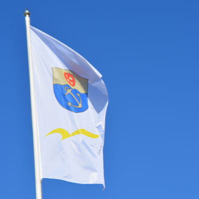 En flagga med Ingås kommunvapen vajar i vinden.