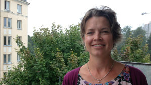 Petra Willamo hoppas att Skolpaletten ska fungera som ett bra komplement i skolan. Petra Willamo på Barnavårdsföreningens balkong i Tölö.