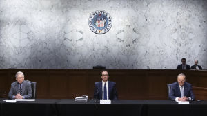 Senatens republikanska majoritetsledare Mitch McConnell, finansminister Steven Mnuchin och senatens demokratiska minoritetsledare Chuck Schumer förhandlade om det enorma stödpaketet bakom lyckta dörrar i kongressen. Senatens republikanska majoritetsledare Mitch McConnell, finansminister Steven Mnuchin och senatens demokratiska minoritetsledare förhandlade om det enorma stödpaketet bakom lyckta dörrar i kongressen.
