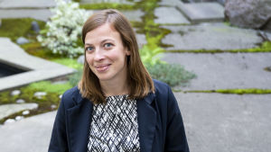 Li Andersson på undervisningsministeriets innergård. Li Andersson Opetus- ja Kulttuuriministeriön sisäpihalla elokuussa 2019