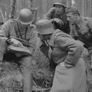 JR58:n sotilaita tutkimassa karttaa. JR58:n sotilaita tutkimassa karttaa. (16.6.1944, Uusikirkko)