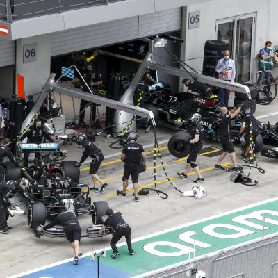 Lewis Hamiltons och Valtteri Bottas bilar förs in i depågaraget.