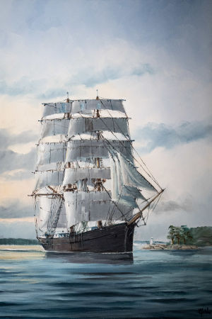Den här tavlan har Marina Bergmans far Håkan Sjöström målat. Han var en känd marinmålare. I ljudinslaget som du hittar nedan kan du lyssna på Marina tala om sin far. Håkan Sjöströms målning på segelbåten Aid.