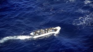 Flyktingbåt på Medelhavet Flyktingar trängs på en överfull gummibåt på Medelhavet den 19 september 2015.