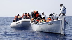 Många väljer att utsätta sig för den farliga resan över Medelhavet. Flyktingar på Medelhavet plockas upp av den italienska kustbevakningen.