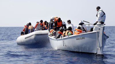Flyktingar på Medelhavet plockas upp av den italienska kustbevakningen.