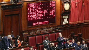 Representanthuset godkände grundlagsändringana i april 2016. Oppositionen bojkottade omröstningen. Italienska parlementets representanthus godkände grundlagsreformen
