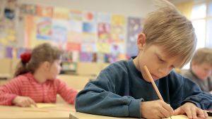 Fjolårets jämställdhetsenkät i Raseborgs skolor visar att eleverna vill bedömas jämlikt. Barn i ett klassrum