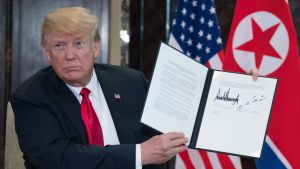 President Trump visar upp det dokument han och Kim undertecknat i Singapore. President Trump visar upp det dokument han och Kim undertecknat i Singapore.