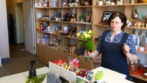 På landsbygden drivs de flesta butikerna av kvinnor. En lettisk kvinna i sin egen butik i byn Iecava