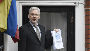 Julian Assange - favorit i repris? Julian Assange talar med journalister från balkongen i Ecuadors ambassad i London 5.2.2016
