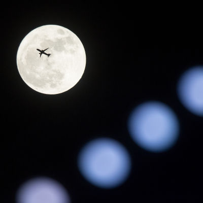 Ett jetplan flyger över månen i Hongkong.