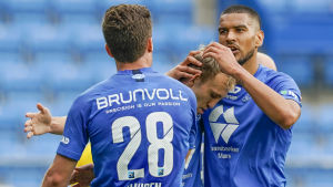 Lagkaptenen Magnus Wolff Eikrem och de andra Molde spelarna fick gång efter gång fira mål i matchen mot KuPS. Moldes lagkapten Magnus Wolff Eikrem jublar tillsammans med Kristoffer Haugen och Ohi Omoijuanfo.
