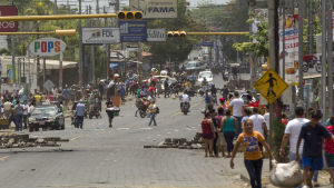 Människor i Managua bar hem plundrade varor på söndagen. Människor i Managua bar hem plundrade varor på söndagen.