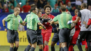 Svettigt för dagens domare. Ibland går det hett till, vilket domare Mark Geiger fick erfara i Gold Cup 2015.