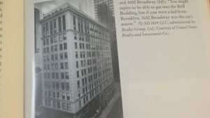 1650 Broadway avbildad i boken "Always magic in the Air" av Ken Emerson 1650 Broadway i Ken Emersons bok "Always magic in the Air"