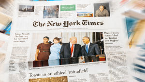 Arvostettu sanomalehti The New York Times seuraa tiiviisti Yhdysvaltain presidentin toimintaa. Neliosainen dokumenttisarja seuraa The New York Timesin toimituksen työskentelyä vuoden ajan.