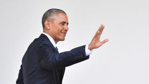 USA:s president Barack Obama vinkar.