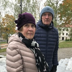 Kaija och Yrjö Jokiranta på kyrktrappan i Kuopio. Kaija och Yrjö Jokiranta utanför Kuopio Domkyrka med ruskaträd i bakgrunden.