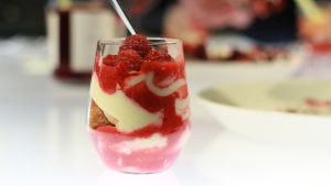 Hallontiramisu Hallontiramisu i Efter Nio.