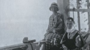 Väninnorna Hilma Granqvist och Signe Ekblad på en balkong i Haifa under en av de många utfärder som ingick i den arkeologiska kursen hösten 1925. Väninnorna Hilma Granqvist och Signe Ekblad på en balkong i Haifa under en av de många utfärder som ingick i den arkeologiska kursen hösten 1925.