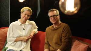 Tusentals gäster har välkomnats i Efter Nios röda soffa. Sonja Kailassaari och Mårten Svartström i Efter Nios röda soffa.
