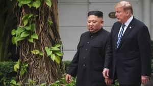 Donald Trump och Kim Jong-Un under en paus i samtalen i Hanoi 28.2.2019 Donald Trump och Kim Jong-Un under en paus i samtalen i Hanoi 28.2.2019