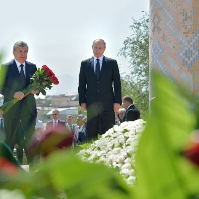Shavkat Mirzijajev (tv) lade en krans den här veckan tillsammans med Rysslands president Vladimir Putin för att hedra den avlidne, långvarige presidenten Islam Karimov