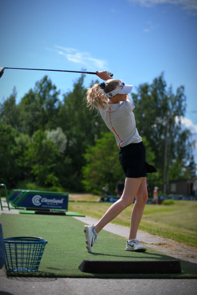 Mia Åstrand spelar golf.