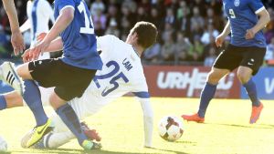 Debutanten Thomas Lam en av få finländare som får rena papper. Thomas Lam, Finland-Estland, 9.6.2015.
