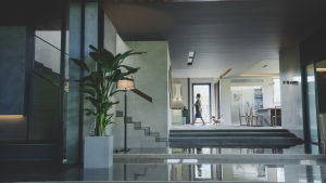 Ett vackert hus men också ett hus fullt av hemligheter. Ett stort vardagsrum med stora öppna ytor, i bakgrunden ser vi hembiträdet Moon-gwang (Jeong-eun Lee) gå in i köket med två hundar i släptåg.
