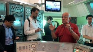 En helig plats för rymdentusiaster: Det första kontrollrummet för uppskjutningar på Cape Canaveral, med guiden John Hilliard. Kontrollrum där USAs första raketer sköts upp på 1950-talet.