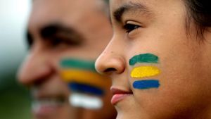 Bolsonaroanhängare målade i Brasiliens flaggas färger under presidentceremonin på tisdagen. Anhängare till Brasiliens president Jair Bolsonaro.