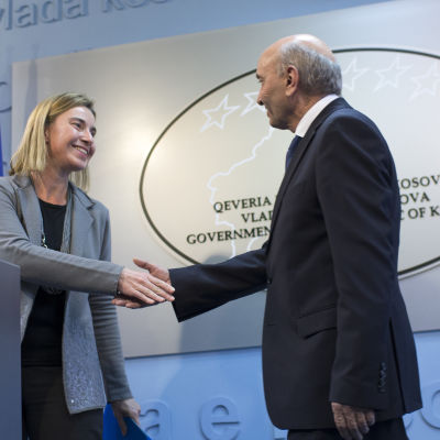 Federica Mogherini och Kosovos premiärminister Isa Mustafa skakar hand i Bryssel