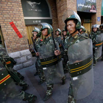 Säkerhetsstyrkor i Urumqi i den autonoma regionen Xinjiang i juli 2009.