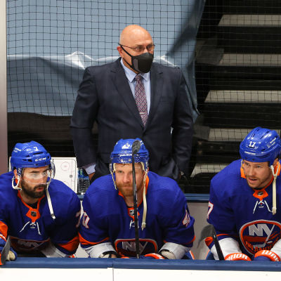 Barry Trotz coachar sitt lag i avbytarbåset.