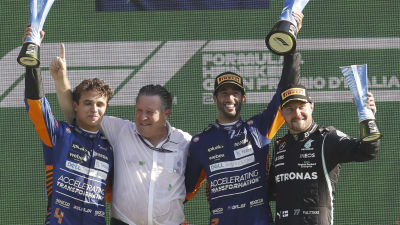 Lando Norris, Daniel Ricciardo och Valtteri Bottas firar på prispallen.