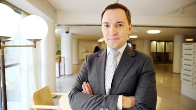 En ung man i grå kostym och ljus slips. På bilden riksdagsledamoten Wille Rydman.