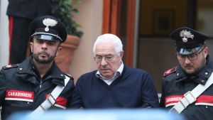Settimo Mineo fördes bort av karabinjärer i Palermo på tisdagen 4.12. Settimo Mineo fördes bort av karabinjärer i Palermo på tisdagen 4.12.